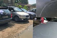 Na Smíchově řádil vandal: Poškrábal 43 zaparkovaných aut