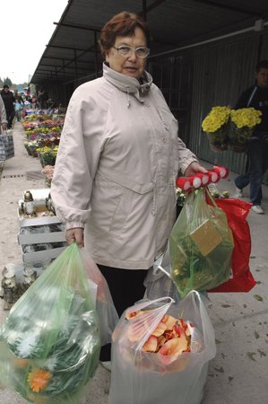 „Ušetřila jsem tu opravdu hodně peněz,“ pochvalovala si nákup na tržnici v Kudowě Zdroji Marie Tomaščínová (69) z Prahy.