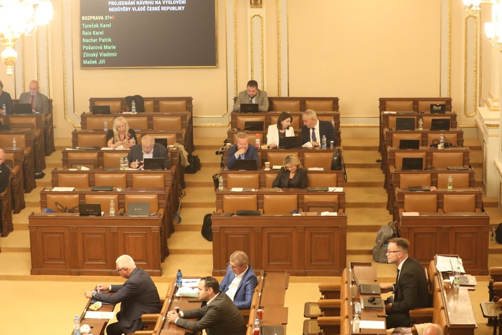 Schůze Sněmovny: Opozice vyvolala hlasování o nedůvěře vlády. Na snímku řídnoucí řady poslanců (1.9.2022).