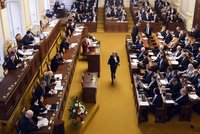 Poslanci schválili rozpočet: Schodek 70 miliard a zvýšení platů státních zaměstnanců