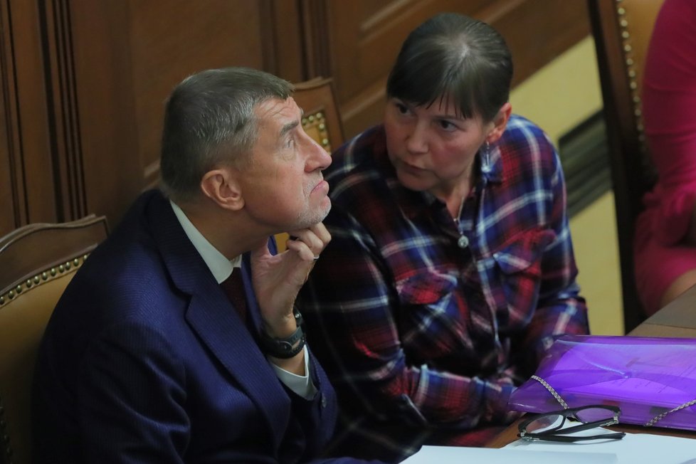 Premiér Andrej Babiš (ANO) s poslankyní Miloslavou Vostrou (KSČM) během prvního poprázdninového jednání v Poslanecké Sněmovně (10. 09. 2019)