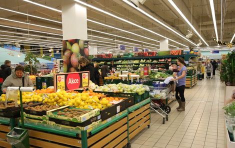 V supermarketech si lidé v budoucnosti o svátcích nenakoupí. Velké provozovny s plochou nad 200 metrů čtverečních budou zavřeny na Nový rok, Velikonoční pondělí, 8. května, 28. září, 28. října a o Vánocích.