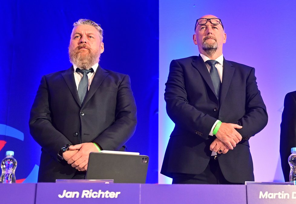 Poslanec Jan Richter (ANO, vlevo) působí i ve fotbalové asociaci