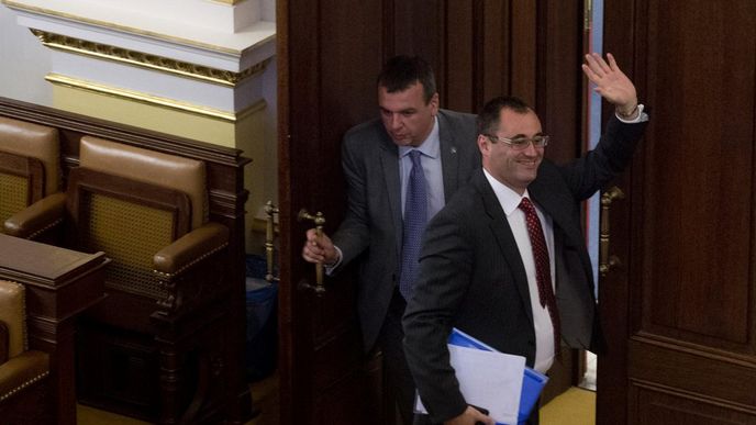 Poslanec Boris Šťastný odchází z Poslanecké sněmovny po hlasování o jejím rozpuštění