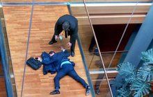 Evropský parlament: Zbili poslance! Krvácení do mozku?