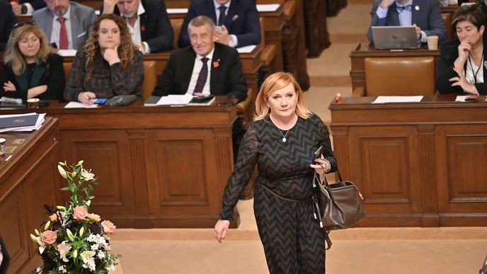 Alena Schillerová na ustavující schůzi Sněmovny. Alena Schillerová na ustavující schůzi Sněmovny.