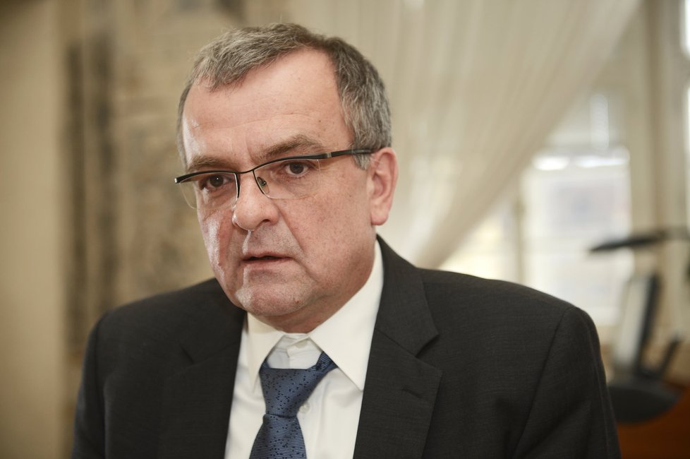 Miroslav Kalousek, šéf poslanců TOP 09, se k zelené mikině místopředsedkyně nezapomněl vyjádřit.