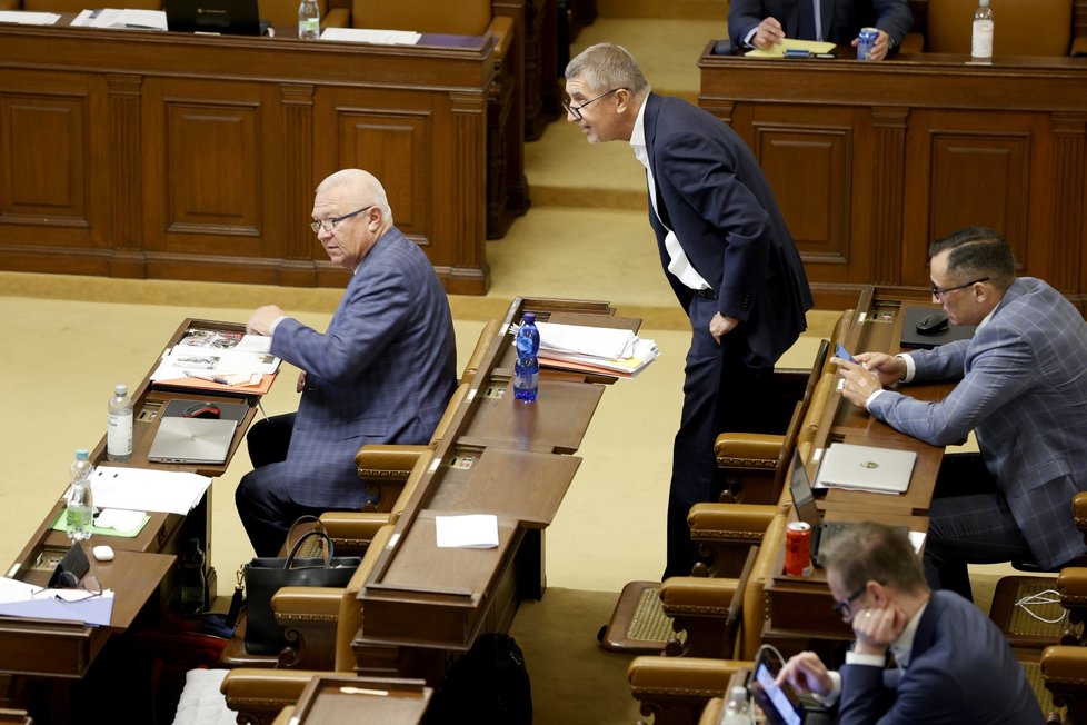 Poslanci ANO Andrej Babiš a Jaroslav Faltýnek na jednání Poslanecké Sněmovny. (3.5.2022)
