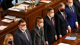 Členové vlády v Poslanecké sněmovně a před nimi na invalidním vozíku prezident republiky Miloš Zeman (18. 2. 2022)