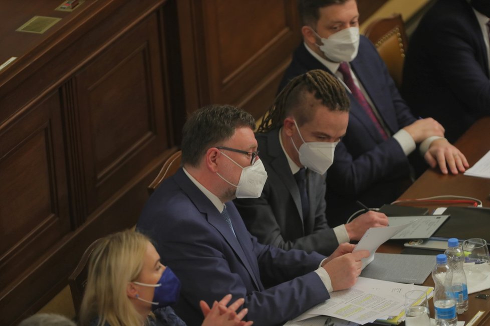 Členové vlády v Poslanecké sněmovně: (zleva) Jana Černochová (ODS), Zbyněk Stanjura (ODS), Ivan Bartoš (Piráti) a Vít Rakušan (STAN) (18. 2. 2022)