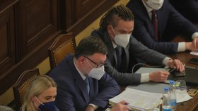 Členové vlády v Poslanecké sněmovně: (zleva) Jana Černochová (ODS), Zbyněk Stanjura (ODS) a Ivan Bartoš (Piráti) (18. 2. 2022)