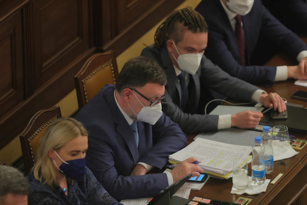 Členové vlády v Poslanecké sněmovně: (zleva) Jana Černochová (ODS), Zbyněk Stanjura (ODS) a Ivan Bartoš (Piráti) (18. 2. 2022)