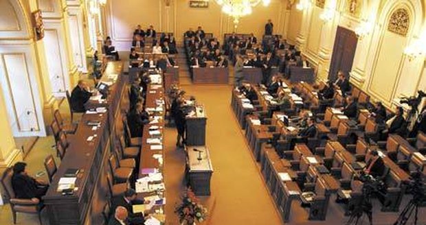 Poslanecká sněmovna zasedne příští pátek k mimořádné schůzi. Řešit se bude aféra nejvyšší státní zástupkyně Renaty Vesecké a spol.
