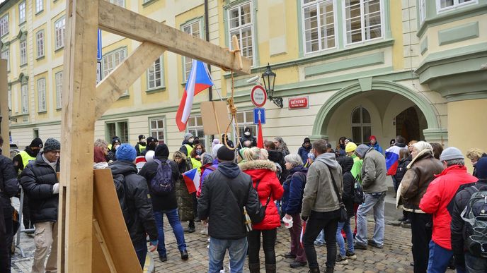 Demonstrace proti pandemickému zákonu před poslaneckou sněmovnou