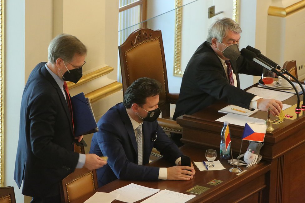 Nouzový stav ve Sněmovně: Zleva Petr Fiala (ODS), Radek Vondráček (ANO) a Vojtěch Filip (KSČM; 26. 3. 2021)