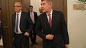 Premiér Andrej Babiš ve Sněmovně v obležení novinářů před hlasováním o důvěře jeho menšinové vládě