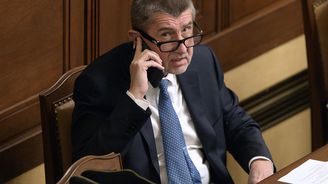 Babiš a jeho vláda podávají demisi. Premiér míří na Hrad za Zemanem