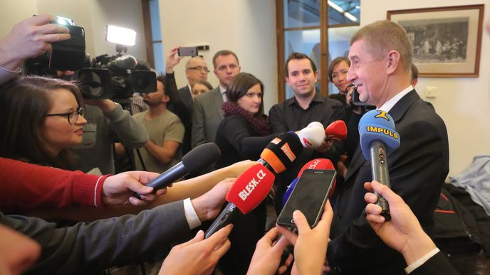 Premiér Andrej Babiš ve Sněmovně v obležení novinářů před hlasováním o důvěře jeho menšinové vládě