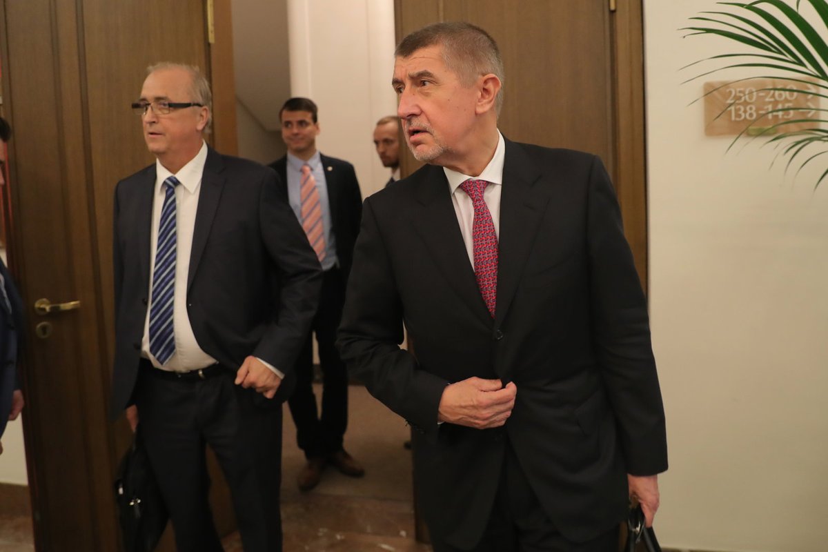 Premiér Andrej Babiš ve Sněmovně v obležení novinářů před hlasováním o důvěře jeho menšinové vládě