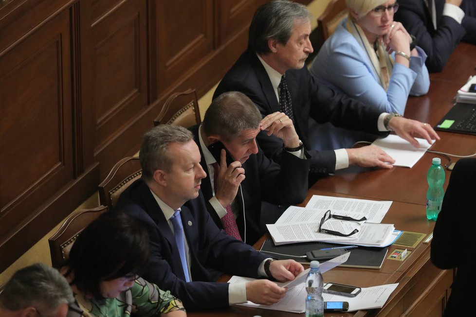 Hlasování o důvěře vládě: Premiér Andrej Babiš mezi svými ministry