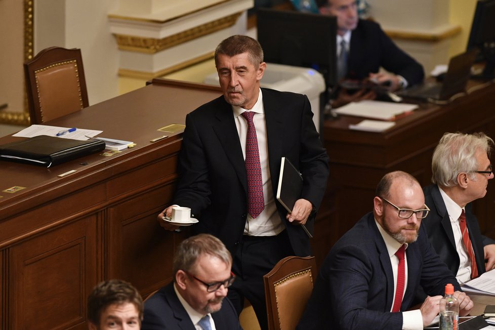 Schůze před hlasováním o důvěře vládě: Andrej Babiš se vrací na své premiérské místo ve Sněmovně