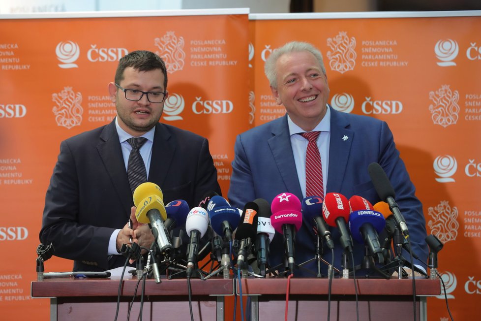 Jan Chvojka a Milan Chovanec na tiskovce ČSSD ve Sněmovně