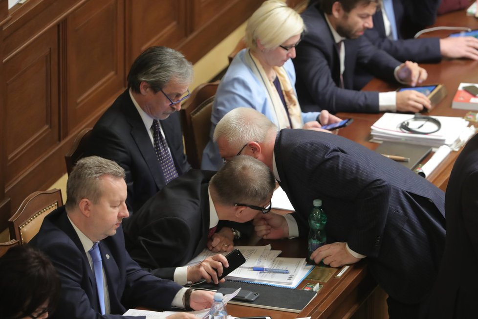 Hlasování o důvěře Babišově vládě: Babiš se radí s šéfem poslaneckého klubu ANO Faltýnkem.