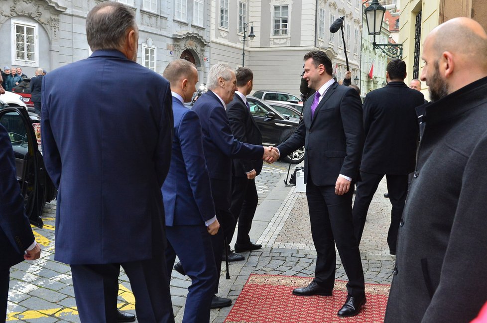Prezidenta Miloše Zemana vítá před Sněmovnou její předseda Radek Vondráček (10.1.2018)