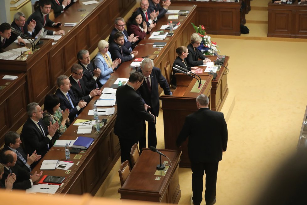 Miloš Zeman zavítal do Sněmovny podpořit Andreje Babiše před hlasováním o důvěře vládě