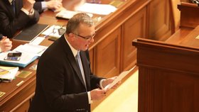 Hlasování o důvěře menšinové vládě: Miroslav Kalousek (TOP 09) demonstrativně čte své "proti návrhu".