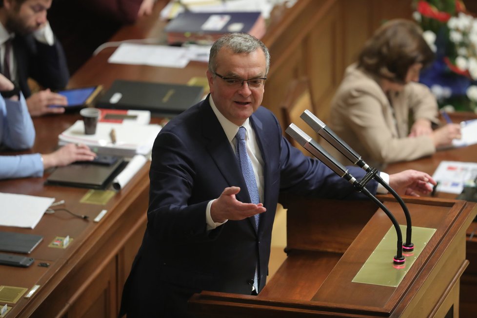 Miroslav Kalousek ve Sněmovně během schůze před hlasováním o důvěře menšinové vládě