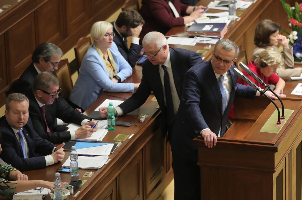 Miroslav Kalousek ve Sněmovně během schůze před hlasováním o důvěře menšinové vládě