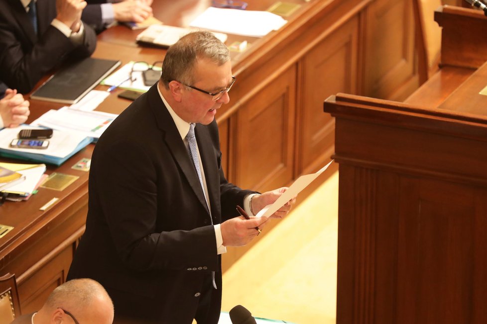 Hlasování o důvěře menšinové vládě: Miroslav Kalousek (TOP 09) demonstrativně čte své „proti návrhu“.