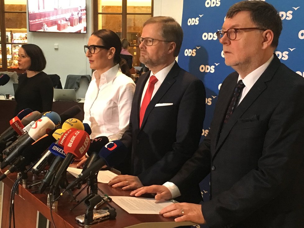 Tiskovka ODS před hlasováním o důvěře vládě: Petr Fiala s Alexandrou Udženija a Zbyňkem Stanjurou.