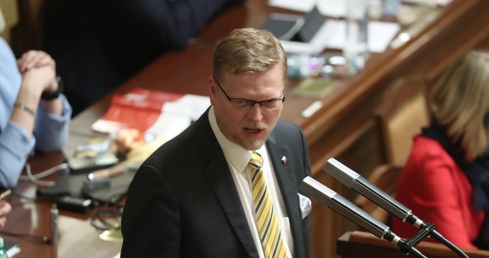 Pavel Bělobrádek (KDU-ČSL) ve Sněmovně při jednání o důvěře menšinové vlády