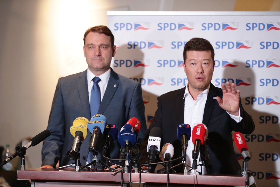 Tomio Okamura a Radim Fiala při tiskovce SPD