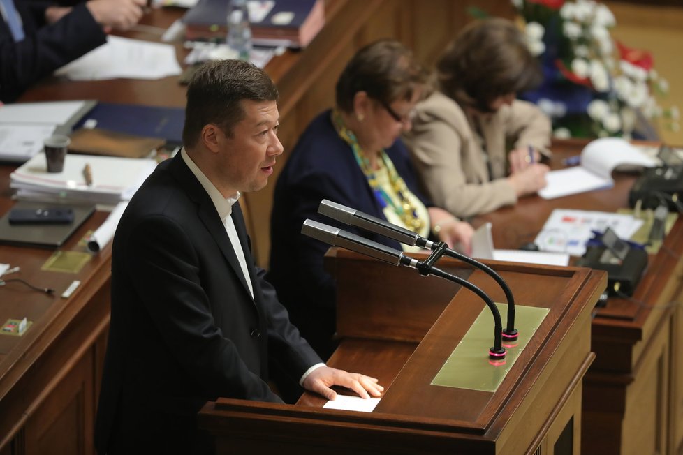 Tomio Okamura ve Sněmovně během schůze před hlasováním o důvěře menšinové vládě