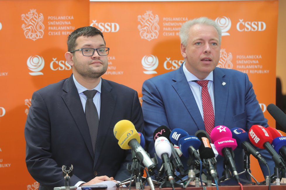 Jednání Sněmovny: Jan Chvojka a Milan Chovanec (ČSSD) na tiskovce