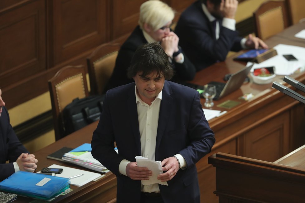 Sněmovna příští týden zřejmě odloží na březnovou schůzi rozhodnutí o tom, zda vydá poslance SPD Miloslava Roznera k trestnímu stíhání, nebo ne.