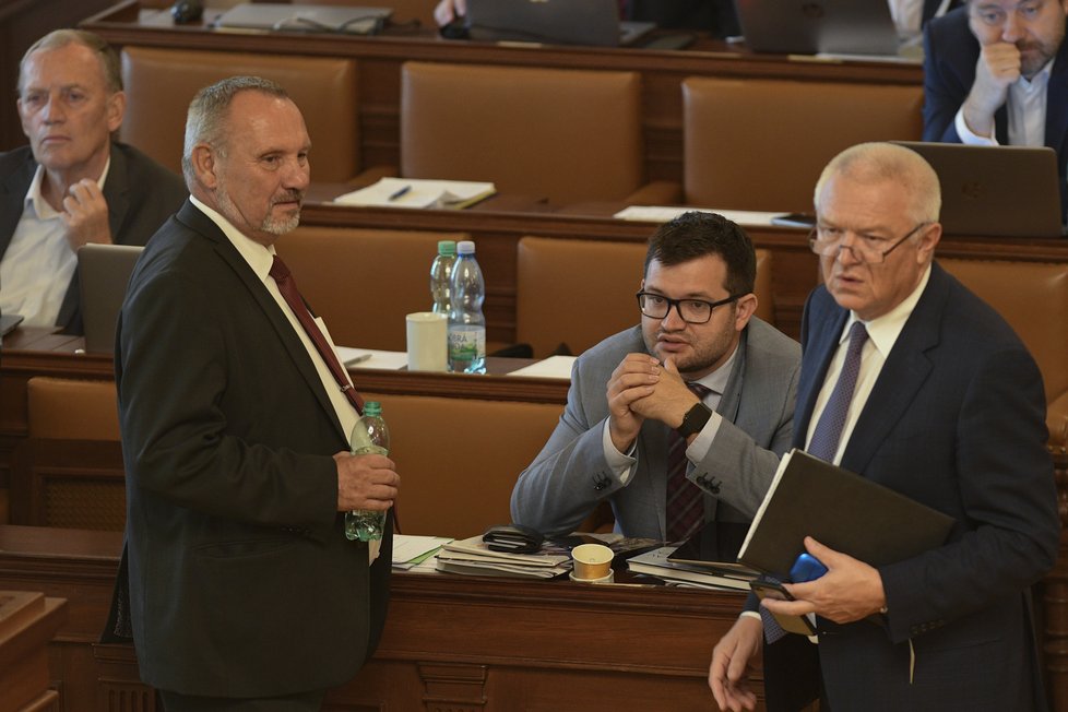 Šéfové poslaneckých klubů Kováčik (KSČM), Chvojka (ČSSD) a Faltýnek (ANO) ve Sněmovně během opozičních obstrukcí (18.10.2019)