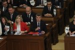 Ustavující schůze Sněmovny: Poslanci seděli podle abecedy, Babiš usedl vedle komunistky Aulické.