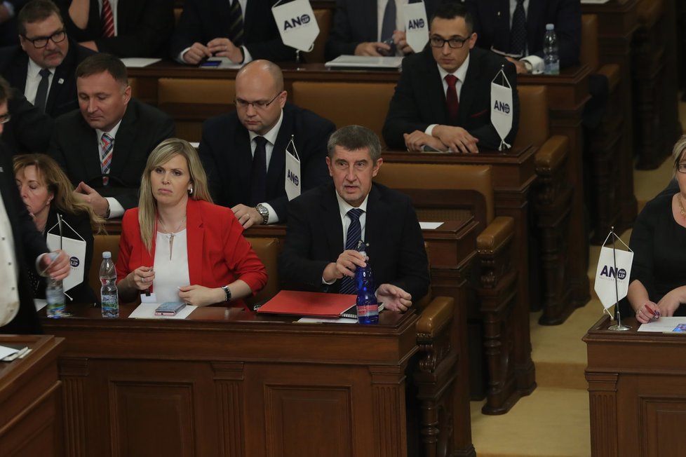 Ustavující schůze Sněmovny: Poslanci seděli podle abecedy, Babiš usedl vedle komunistky Aulické.