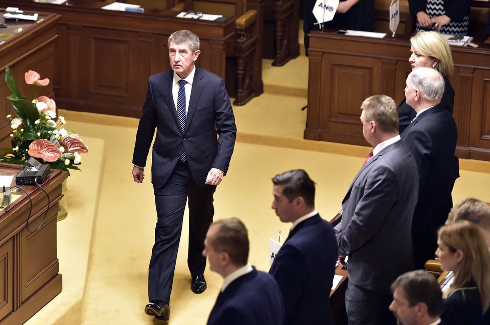 Ustavující schůze Sněmovny: Andrej Babiš vyrazil složit slib.