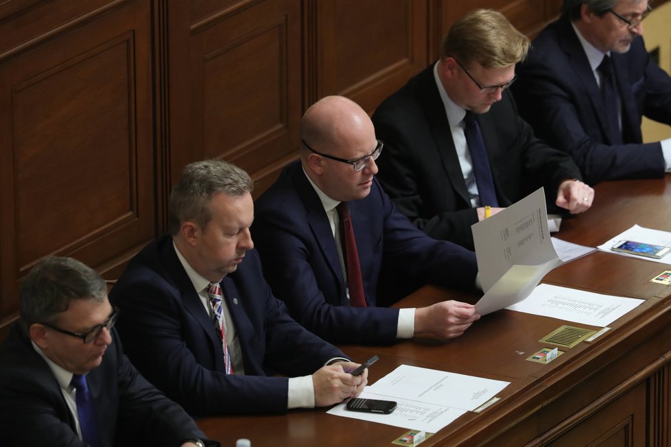 Ustavující schůze Sněmovny: Dosluhující premiér Sobotka a jeho ministři