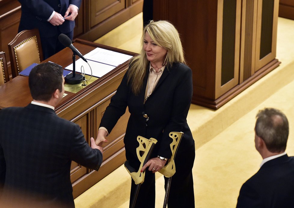Ustavující schůze Sněmovny: Poslankyně Brzobohatá (ANO) přišla o berlích