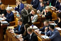 Plán na zmrazení platů naráží na odpor končící koalice. Proč se vzpírají?