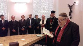 Vrchní zemský rabín Karol Efraim Sidon (vpravo) se také zúčastnil úterního otevření kaple v Poslanecké sněmovně v Praze.