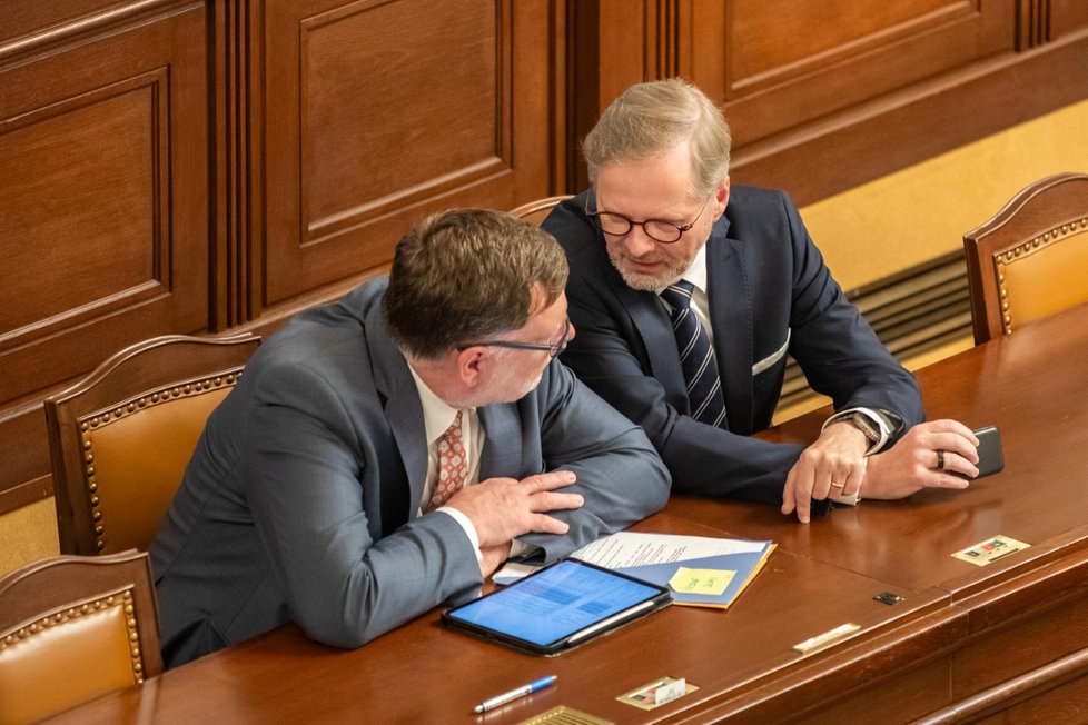 Jednání Poslanecké sněmovny o konsolidačním balíčku: Premiér Petr Fiala a ministr financí Zbyněk Stanjura.  (22.9.2023)