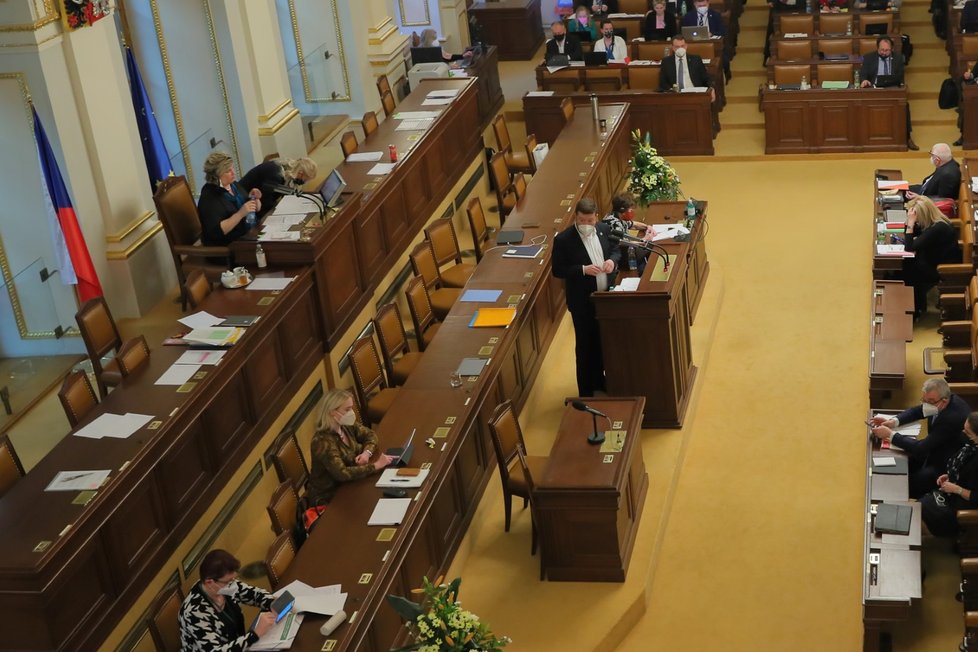 Poslanci při projednávání programu schůze, na které se budou zabývat i pandemickým zákonem.