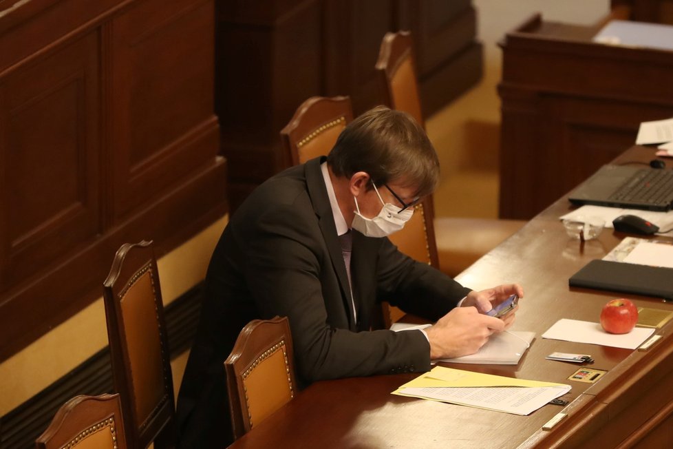 Poslanecká sněmovna během schůze k projednávání novely pandemického zákona. Na snímku ministr dopravy Martin Kupka (ODS) (16. 2. 2022)